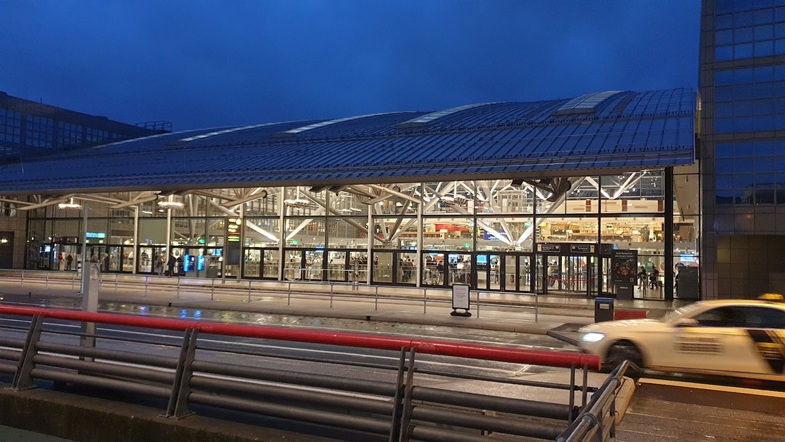 elektrisches Großraumtaxi zum Airport HAM